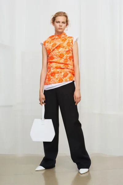Look 16